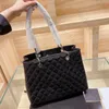 Black Diamond Lattice Große karierte Einkaufstasche, kariertes weiches Leder, Designer-Tragetaschen für Damen, Eimer-Einkaufshandtasche, Goldkette, S-Handtaschen