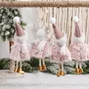 Décorations de Noël Robe en peluche rose Poupées Pendentifs Chapeau tricoté Père Noël Bonhomme de neige Ange Elk Drop Ornements Fête d'arbre de Noël 231128