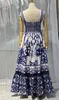 Mavi ve Beyaz Porselen Desen Tasarım Konumlandırma, Floral Heavy Industry Dantel Tasarım Malzemesi, 3.4 Metre Büyük Kem Bel Kapatma Elbisesi ile İtalyan Tasarımcı Elbise