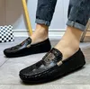 Äkta läder män casual skor lyx varumärke mens loafers mockasins andas slip på italienska körskor