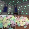 Adesivos de parede 50pcs 3D estrelas brilham no escuro luminoso fluorescente para crianças quarto de bebê quarto teto decoração de casa 231128