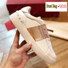 Top Quality Open Untitled Studs Sneaker Zapatos casuales para hombre Be My Red Studs Tacón negro Sier White Pink Band Rutenio Cuero metálico