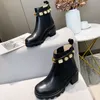 Botas de mujer de fondo plano de invierno Diseñador de lujo Letra de metal Marca Martin Botas Cuero de vaca real Cabeza redonda Fondo grueso Aumento Sin diapositivas Barril corto Botas para mujer