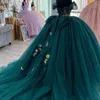 Verde smeraldo Illusion Perline Abito da ballo con fiocco Abiti stile Quinceanera con spalle scoperte Applicazioni dorate Perline di pizzo Corsetto Abiti da 15 anos