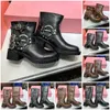 المصمم أحذية قصيرة عالية مع مشبك معدني على غرار الشتاء الشتاء الكعب الكعب Boots 25445