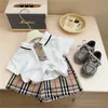 Barnkläder 2023 Nya pojkekläder Set Spring Summer Kids Sports Style Kort ärmar Plaid Shorts Two Piece Set