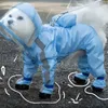 Vestuário para cães Capa de chuva de quatro pernas para animais de estimação com sapatos de chuva e fivela de tração reflexiva à prova d'água com capuz Poncho Roupas para cães ao ar livre 231129