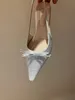 Satynowe sandały sztuczne kryształy łuk sandały projektant luksus z dekoracją rytonu moda pusta palec stóp spiczaste szpilki sztyletowe szpilki