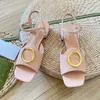 2023 Women Sandals Low Heels Dermis 슬라이드 샌들 플랫폼 슬라이드 샌들 플랫폼 금속 버클 버클 힐 높이 신발 여름 플립 플립 박스 35-41