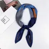 Halsdukar varm källa koreansk fashionabla veckade halsduk tryck blommig fyrkantig silkesclef för damer halsdukar foulard huvuddukar tjej kerchief j230428