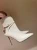 Designer-Stiefel aus glänzendem, geprägtem Krokodilleder, Luxus-Stiefelette mit Vorhängeschloss und spitzer Zehenpartie. Schuhe mit hohem Absatz und seitlichem Reißverschluss. Kurzbeinige High-Heels-Stiefel aus Schaffell