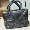 Borsa tote di lusso da donna Borsa di design con piume Borse tote alla moda da uomo Tasca con cerniera Borse classiche con lettere verso il basso Borse invernali