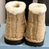 Bottes de mode pour femmes bottes de marque célèbre bottes de neige bottes d'hiver bottes de fourrure bottines logo triangle en métal émaillé belle botte de confort doux bottes à semelle antidérapante 35 42