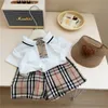 Barnkläder 2023 Nya pojkekläder Set Spring Summer Kids Sports Style Kort ärmar Plaid Shorts Two Piece Set