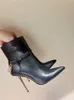 Designer-Stiefel aus glänzendem, geprägtem Krokodilleder, Luxus-Stiefelette mit Vorhängeschloss und spitzer Zehenpartie. Schuhe mit hohem Absatz und seitlichem Reißverschluss. Kurzbeinige High-Heels-Stiefel aus Schaffell