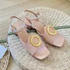 2023 Women Sandals Low Heels Dermis 슬라이드 샌들 플랫폼 슬라이드 샌들 플랫폼 금속 버클 버클 힐 높이 신발 여름 플립 플립 박스 35-41