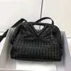 O triângulo bolsa bolsa 5a qualidade clipe crossbody saco de couro genuíno dentro da moda letras tecer tote carteiras simples bolsas femininas