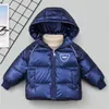 Abrigo grueso con capucha de dibujos animados para niños, chaquetas de invierno con letras, prendas de vestir exteriores para bebés y niñas de 2 a 6 años, abrigo