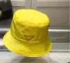 Luxury nylon hink hatt för män och kvinnor högkvalitativ brev logotyp pdesigner damer mens vår sommar färgglada röda läder metall sol hattar nya fiskare mössor gåvor