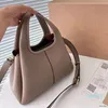 クラシックトートバッグデザイナーバッグシンプルなファッション女性のハンドバッグピコチンバッグレザーハーフハンドメイドファッション容量バッグ