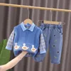 Kleidungssets Weihnachtsoutfits für Kinder Anzüge Jungen Sets Kleidung Cartoon Ente Ärmellose Strickweste Hemden Jeans Säuglingsbabykleidung 231129