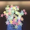 Adesivos de parede 50pcs 3D estrelas brilham no escuro luminoso fluorescente para crianças quarto de bebê quarto teto decoração de casa 231128