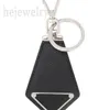 Hjärtmetalldesigner Key Chains Black Leather Keyring Women Men Delicate Portachiavi Triangular Emalj Pendant Luxury Keychain Fashion Accessories PJ056 C23