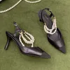 Nouvelles femmes célèbres sandales de luxe Designer classique diamant treillis métal lettre Slingback sandales perle chaîne pointu talon moyen Anti diapositives dames en plein air sandale