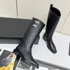 2023 Designer Luxury Square Toe Both Boots High-High Femmes sexy 100% cuir électrique Broidered Diamond Check Boot Lady Fashion Fashion High-Heled Comfort Shoes Tailles 35-40