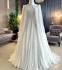 Eleganti abiti da sposa arabi musulmani A Line con mantello avvolgente 2024 Applicazioni in pizzo maniche lunghe collo alto in chiffon abito da sposa modesto Dubai bianco Vestido De Novia