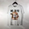 Moschino Modeontwerper T-shirt Italiaanse luxe merken Nieuwe T-shirts Cartoon Beer Stempel Los Katoen Ronde hals voor buiten Vrije tijd Paarkleding Heren Dames Tops