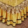 Jupe de lit Couvre-lit d'hiver de style jupe de lit de luxe sur le lit couvre-lit en coton matelassé épais couvre-matelas en dentelle dorée de style européen 231129