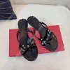 Mulher chinelo homem slides luxo sapato casual borracha ao ar livre rebite tanga sandália menina preto couro genuíno quailty sapatos de designer de couro genuíno slingback slide