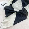 Halsdukar varm källa koreansk fashionabla veckade halsduk tryck blommig fyrkantig silkesclef för damer halsdukar foulard huvuddukar tjej kerchief j230428