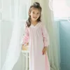 Pigiama per bambini Ragazze Lolita Dress Camicie da notte principessa rosa Camicie da notte vintage con scollo a V. Camicia da notte stile cortese per bambini Lounge Sleepwear 231129