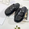 sandały słynne designerskie kobiety miękkie wyściełane saboty skórzane slajdy slajdy obcasy sandałowe śluzowaty monolit płaski rozkłada poduszka suwaków Sandles Summber Platform Buty