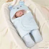 Filtar Swaddling Cartoon Doudou Fleece Swaddle Filt för nyfödd baby sovsäck varma sängkläder föremål baby tillbehör R231130