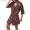 Robes pour hommes Hommes Peignoir Pyjamas Chemise de Nuit À Capuchon Lâche Satin Soie Vêtements De Nuit Cardigan Robe De Bain Robe De Nuit Sommeil Bot L231130