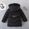 Jaquetas estilo inverno manter quente meninos jaqueta letra f forro de moda com gola de pele de pelúcia com capuz casaco pesado para crianças 231129