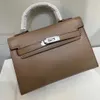 Uma mini bolsa Kaily elegante e versátil com botão prateado portátil de um ombro crossbody padrão de palma de couro pequeno casamento feminino