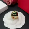 Designer Woman Vlogo Luxe met zijstenen Band Ring Fashion V Metal Diamond Pearl Jewelry Gold Rings Dames Wedding Rings 22WWWQ