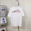 2023 New Women 's 고품질 Tshirt 셔츠 올바른 봄/여름 티셔츠 가족 공동 자수 둥근 목 목 상단 남성 여성을위한 간단한 다목적.