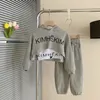 Zestawy odzieży Spring Autumn Baby Dziewczyny Waffle Alphabet Crop HoodiedrawString SweatPanttee Tops Dzieci dresowy Dziecko Zestawy 3PCS Zestawy 1-9 lat 231130