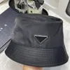 Tasarımcı Top Caps Çift Stil Metal Üçgen Etiketi Balıkçı Şapkası Güneş Koruyucu Güneş Şapk Dış Mekan Plaj Şapkası Küçük Saçak Havza Şapkası Kova Şapka Beyzbol Kapağı Unisex