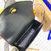 Designer Crossbody Bag Cousin Luxury Handväska axelväska läderväska kvinnors präglade handväska slingväska svart plånbok axelväska 57790 dicky sacoche