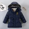 Jaquetas estilo inverno manter quente meninos jaqueta letra f forro de moda com gola de pele de pelúcia com capuz casaco pesado para crianças 231129