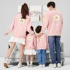 Familjsmatchande kläder Jul Winter Mom Daughter Kids Topps Floral Daisy Printed Shirts Matching Family Outfits Dad Son Sweatshirts Par Pullovers 231130