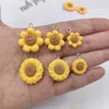 チャーム10pcsカワイイヒマワリ樹脂樹脂黄色い花ペンダントdiy earringキーチェーンファインドC1429