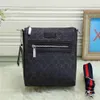 New Men Crossbody Counter Bag Styles أحجام مختلفة حقيبة يد مصممة مصممين حقائب Pochette Pochette متعددة جيوب 523599 أزياء Messenger Bag Bag Sale Hot