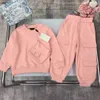 Markendesigner-Baby-Trainingsanzug für Winterkinder, zweiteiliges Set, Größe 100–150, Umhängetasche, Dekoration für Kinder, Kapuzenpullover und Hose, 25. November